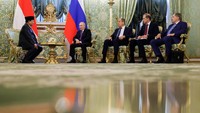 Prabowo terlihat ditemani ajudannya, Mayor Teddy Indra Wijaya. Sementara Putin didampingi Ajudan Presiden Yuri Ushakov, Wakil Perdana Menteri Pertama, Ketua Komisi Gabungan Rusia-Indonesia untuk Kerja Sama Perdagangan, Ekonomi, dan Teknik Denis Manturov, serta Menteri Luar Negeri Sergei Lavrov.