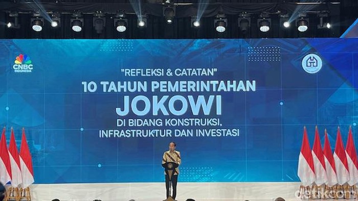 Presiden Jokowi memberikan keynote speaker pada Acara Refleksi 10 Tahun Pemerintahan di Bidang Konstruksi, Infrastruktur, Investasi, di Gedung Menara Bank Mega, Mampang, Jakarta Selatan, Rabu (31/7/2024).
