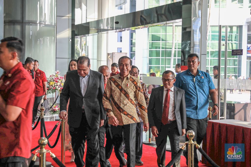 Presiden RI Joko Widodo tiba di acara 1 Dekade kepemimpinan Presiden Joko Widodo, yang digelar CNBC Indonesia dan Gabungan Pelaksana Konstruksi Nasional Indonesia (GAPENSI) dengan tema 
