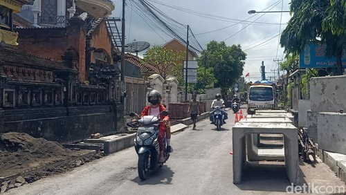 Progres proyek rehabilitasi jalan dan pembuatan trotoar di Jalan Yudistira, Denpasar, Bali, Rabu (31/7/2024). (Foto: Ni Made Lastri Karsiani Putri/detikBali)