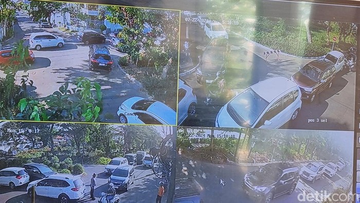 Rekaman CCTV keamanan kompleks Manyar Tirtoasri yang menunjukkan kepadatan kendaraan di jam pulang Sekolah Petra.