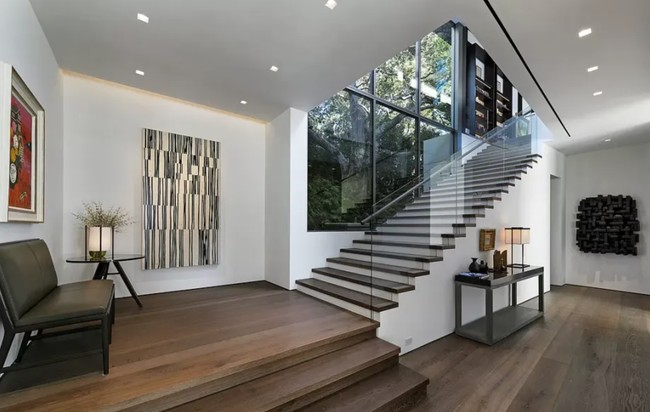 Rumah mewah Bang Si Hyuk bertempat di kawasan elit Bel Air, Los Angeles, Amerika Serikat. Hunian itu sempat ditinggali komedian Amerika Trevor Noah, sebelum dibeli Bang Si Hyuk pada bulan April 2023. Foto: dok. theqoo