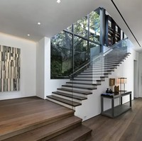 Rumah mewah Bang Si Hyuk bertempat di kawasan elit Bel Air, Los Angeles, Amerika Serikat. Hunian itu sempat ditinggali komedian Amerika Trevor Noah, sebelum dibeli Bang Si Hyuk pada bulan April 2023. Foto: dok. theqoo