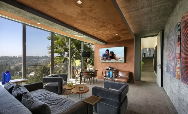 Adalah Mark Rios, arsitek kenamaan yang berada di balik rancangan rumahnya. Dia terlibat dalam pengerjaan proyek Grand Park dan desain ulang Music Center di LA. Foto: dok. theqoo