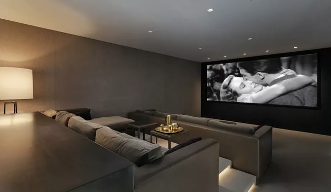 Bang Si Hyuk membeli sebuah mansion seharga 26,4 juta dollar atau sekitar Rp 430,5 miliar. Dengan harga yang fantastis, Bang Si Hyuk memiliki fasilitas kolam renang, sauna, gym, hingga bioskop pribadi. Foto: dok. theqoo