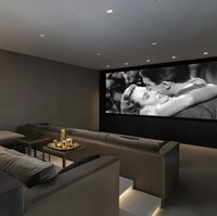 Bang Si Hyuk membeli sebuah mansion seharga 26,4 juta dollar atau sekitar Rp 430,5 miliar. Dengan harga yang fantastis, Bang Si Hyuk memiliki fasilitas kolam renang, sauna, gym, hingga bioskop pribadi. Foto: dok. theqoo