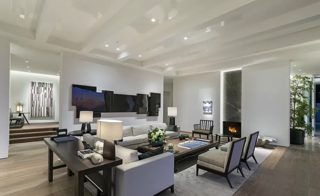 Namun, kini beredar desas-desus rumah mewah Bang Si Hyuk dibeli memakai uang perusahaan. Sejumlah pemegang saham HYBE pun mencurigai anak perusahaan real estate BEL AIR STRADELLA, LLC didirikan di Amerika Serikat dengan tujuan pribadi Bang Si Hyuk untuk membeli mansion tersebut. Foto: dok. theqoo