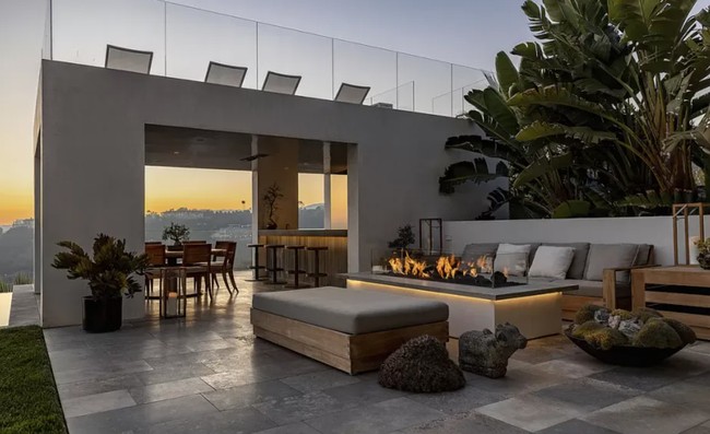 Desain rumah tersebut layaknya hotel bintang lima, bergaya ultra-kontemporer yang dicampurkan dengan konsep minimalis Jepang. Foto: dok. theqoo