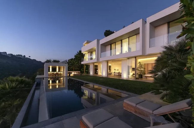 Bang Si Hyuk dikenal sebagai pebisnis sukses yang mengembangkan agensi grup KPop BTS, Big Hit Music jadi perusahaan hiburan multinasional HYBE. Kini Bang Si Hyuk mencuri atensi dengan rumah mewahnya di Los Angeles, Amerika Serikat. Foto: dok. theqoo