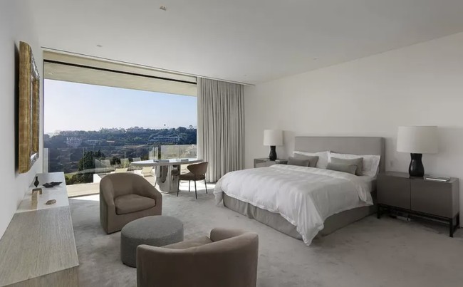 Rumah bos HYBE menyuguhkan pemandangan laut dan pegunungan karena terletak di lereng bukit. Terdapat enam kamar tidur, sembilan kamar mandi, perpustakaan, ruang wine dengan pintu rahasia mengarah ke lift, lounge, dan garasi yang dapat menampung 10 kendaraan. Foto: dok. theqoo