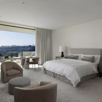 Rumah bos HYBE menyuguhkan pemandangan laut dan pegunungan karena terletak di lereng bukit. Terdapat enam kamar tidur, sembilan kamar mandi, perpustakaan, ruang wine dengan pintu rahasia mengarah ke lift, lounge, dan garasi yang dapat menampung 10 kendaraan. Foto: dok. theqoo