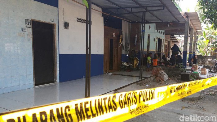 Rumah duka lokasi penemuan jasad AHD (16), dipasangi garis polisi, pada Rabu (31/7/2024).