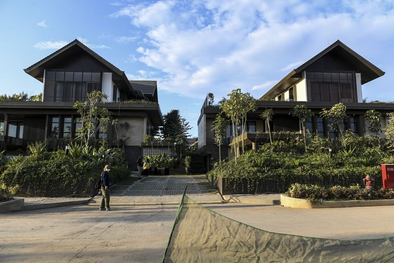 Suasana bangunan rumah tapak jabatan menteri di IKN, Penajam Paser Utara, Kalimantan Timur, Selasa (30/7/2024). Kementerian PUPR menyatakan sebanyak 36 unit rumah tapak jabatan menteri telah terbangun dan 14 diantaranya telah dilengkapi perabotan. ANTARA FOTO/Hafidz Mubarak A/foc.