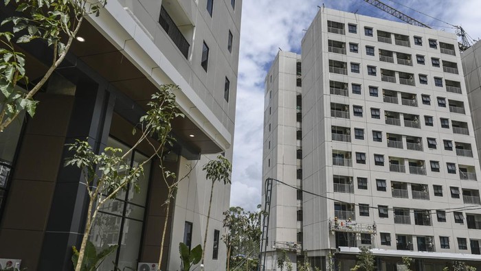 Pekerja memeriksa furnitur di unit Rusun ASN di IKN, Penajam Paser Utara, Kalimatan Timur, Selasa (30/7/2024). Rumah susun ASN tersebut nantinya akan menjadi hunian untuk Aparatur Sipil Negara (ASN) yang bekerja di Ibu Kota Nusantara (IKN). ANTARA FOTO/Hafidz Mubarak A/foc.