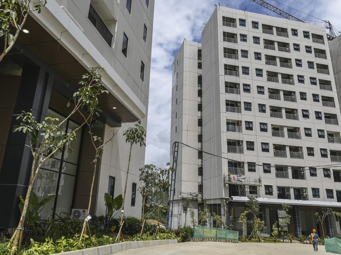 Pekerja memeriksa furnitur di unit Rusun ASN di IKN, Penajam Paser Utara, Kalimatan Timur, Selasa (30/7/2024). Rumah susun ASN tersebut nantinya akan menjadi hunian untuk Aparatur Sipil Negara (ASN) yang bekerja di Ibu Kota Nusantara (IKN). ANTARA FOTO/Hafidz Mubarak A/foc.