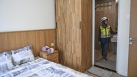 Pekerja memeriksa kamar mandi di unit Rusun ASN di IKN, Penajam Paser Utara, Kalimatan Timur, Selasa (30/7/2024).