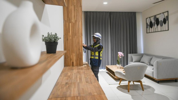 Pekerja memeriksa furnitur di unit Rusun ASN di IKN, Penajam Paser Utara, Kalimatan Timur, Selasa (30/7/2024). Rumah susun ASN tersebut nantinya akan menjadi hunian untuk Aparatur Sipil Negara (ASN) yang bekerja di Ibu Kota Nusantara (IKN). ANTARA FOTO/Hafidz Mubarak A/foc.