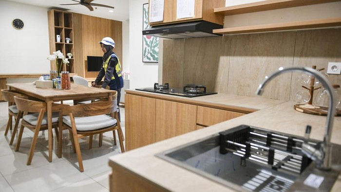 Pekerja memeriksa furnitur di unit Rusun ASN di IKN, Penajam Paser Utara, Kalimatan Timur, Selasa (30/7/2024). Rumah susun ASN tersebut nantinya akan menjadi hunian untuk Aparatur Sipil Negara (ASN) yang bekerja di Ibu Kota Nusantara (IKN). ANTARA FOTO/Hafidz Mubarak A/foc.