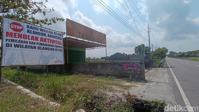 Baliho penolakan warga Dusun Klangon dan Tapen masih terpasang di depan rumah peternakan maggot di Argosari, Sedayu, Bantul, Rabu (31/7/2024).