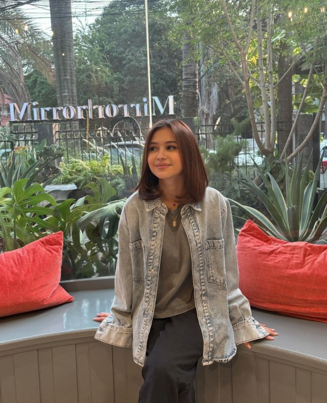 Short hair girly, tulis keterangan dalam unggahannya. Aktris 17 tahun itu memilih gaya rambut bob sebahu tanpa poni. Foto: Instagram/@sandrinna_11