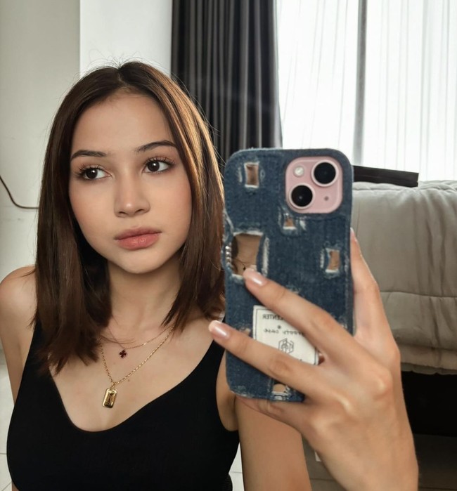 Penampilan barunya itu membuat Sandrinna makin terlihat fresh dan cantik. Tak sedikit netizen yang memuji rambut barunya itu. CANTIK BANGET SHORT HAIRRRRR???!!!! komentar salah seorang netizen. So beautiful kak sandy, tambah netizen lain. Foto: Instagram/@sandrinna_11
