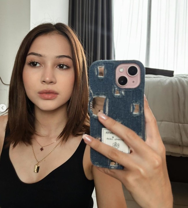 Memiliki darah blasteran Amerika-Jawa membuat Sandrinna memiliki paras cantik yang mampu bikin terpana. Meski hanya mengenakan riasan wajah minimalis, namun pesona Sandrinna memang tak diragukan lagi. Foto: Instagram/@sandrinna_11