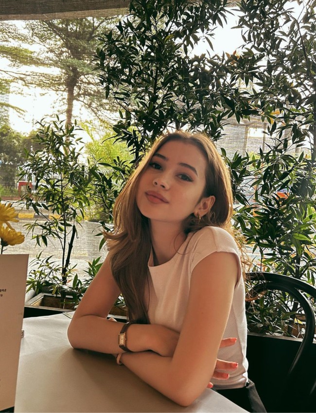 Begini potret Sandrinna dengan rambut panjang sebelum dirinya memutuskan memotong rambut. Menurutmu Sandrinna lebih cocok dengan rambut panjang atau rambut pendek? Foto: Instagram/@sandrinna_11