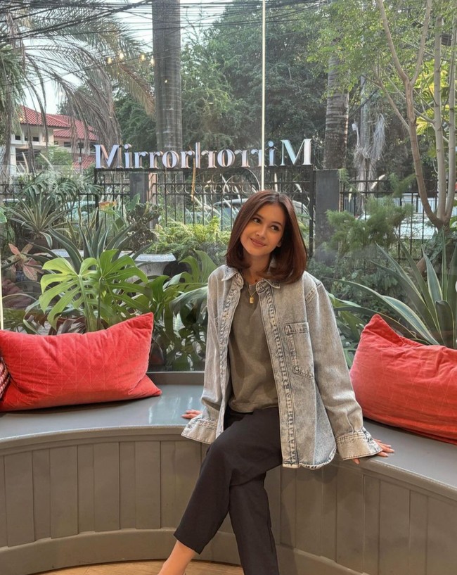 Melalui akun Instagram pribadinya Sandrinna memamerkan gaya rambut terbarunya. Biasa tampil dengan rambut panjang, kini ia memilih memangkas rambutnya jadi sebahu. Foto: Instagram/@sandrinna_11