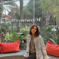 Melalui akun Instagram pribadinya Sandrinna memamerkan gaya rambut terbarunya. Biasa tampil dengan rambut panjang, kini ia memilih memangkas rambutnya jadi sebahu. Foto: Instagram/@sandrinna_11