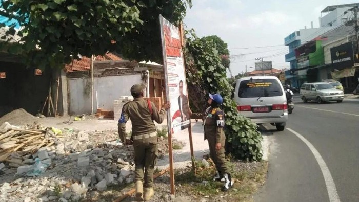 Satpol PP mencopot alat peraga sosialisasi di Kota Solo.