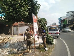 Satpol PP Solo Pereteli Ratusan Spanduk Cawali-Bendera Parpol