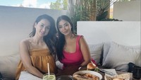 Di Bali, Tengku Dewi juga menghabiskan waktu bersama temannya dengan makan di salah satu restoran. Mereka memesan sejumlah makanan, mulai dari burger hingga minuman segar berwarna hijau. Foto: Instagram @tengkudewiputri_tdp