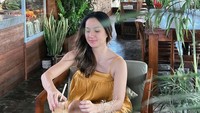 Kalau ini momen ketika artis 36 tahun itu nongkrong di kafe Shelter Bali. Ia pun memesan segelas ice latte.  Foto: Instagram @tengkudewiputri_tdp