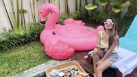 Kali ini pemain film ‘Jomblo Ngenes’ itu sedang bersantai di pinggir kolam renang sambil menikmati floating breakfast. Menu yang disiapkan mulai dari telur, bacon, roti, hingga croissant. Foto: Instagram @tengkudewiputri_tdp