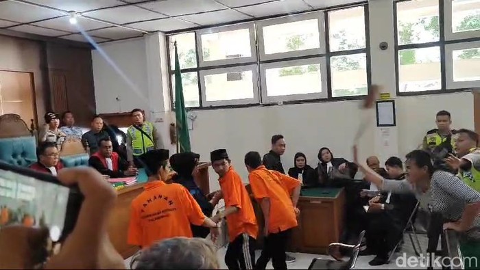 Sidang kasus tawuran di PN Palembang berakhir ricuh.