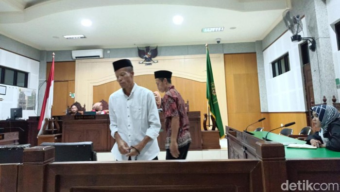 Mantan Kades Barejulat, Selim, (putih) dan mantan Kaur Keuangan, Ahmad Hulaili (merah), di PN Tipikor Mataram, Rabu (31/7/2024).