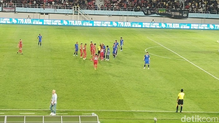 Skor kacamata menutup jalannya babak pertama laga Persis Solo melawan Arema FC di semifinal Piala Presiden 2024, Rabu (31/7/2024).