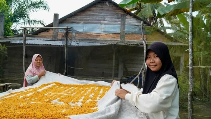 Sosok Fiqka saat membantu ibunya di rumah