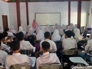 Suasana Hari Pertama Sekolah SMA Jarak Jauh di Rumah Warga Kemalang Klaten