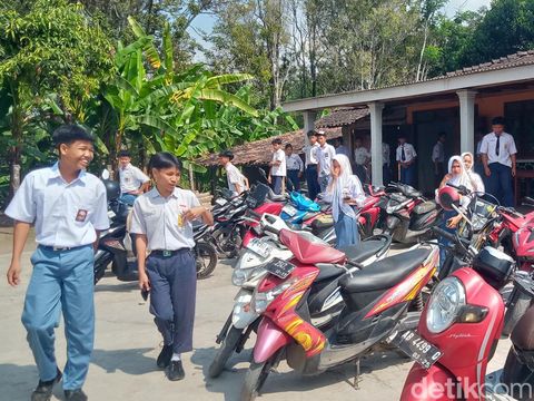 Suasana sekolah hari pertama siswa SMAN 1 Karangnongko kelas jauh di rumah warga Desa Tlogowatu, Kecamatan Kemalang, Kabupaten Klaten, Rabu (31/7/2024).