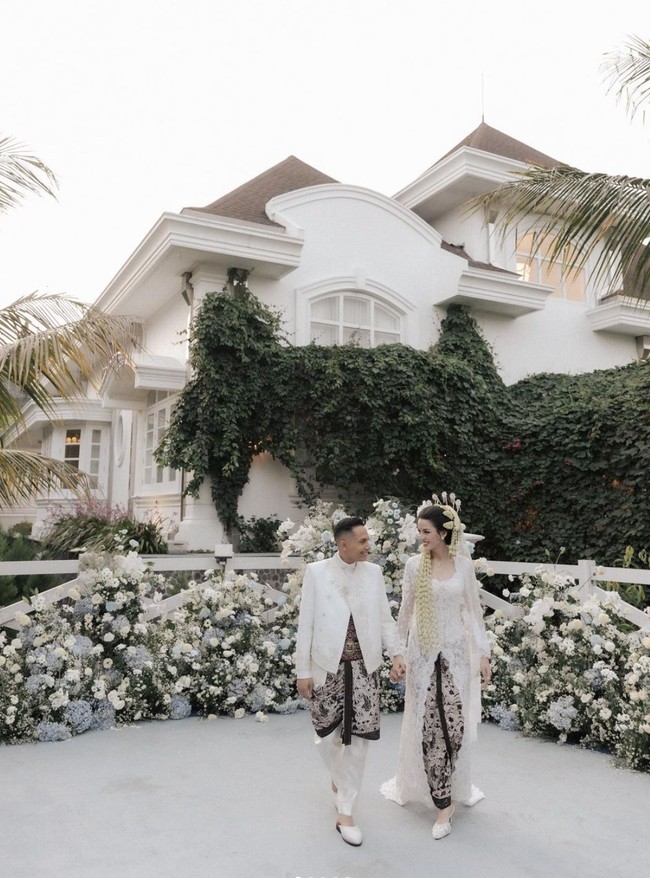 Digelar secara outdoor, suasana akad nikah Susan dan Khalid didominasi oleh warna putih. Keduanya juga terlihat kompak mengenakan baju pengantin adat Sunda. Foto: Instagram/@susansameeh