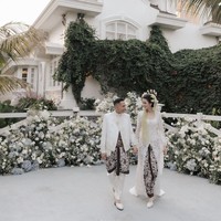 Digelar secara outdoor, suasana akad nikah Susan dan Khalid didominasi oleh warna putih. Keduanya juga terlihat kompak mengenakan baju pengantin adat Sunda. Foto: Instagram/@susansameeh