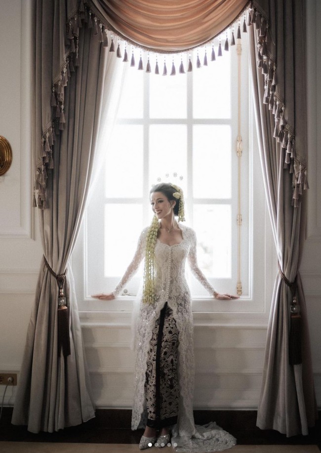 Susan tampil cantik dalam balutan kebaya dari Svarna by Ikat Indonesia. Dalam unggahan Instagramnya, sang desainer, Didiet Maulana mengungkapkan jika busana tersebut terinspirasi dari pengantin Sunda Puteri. Foto: Instagram/@susansameeh