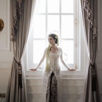 Susan tampil cantik dalam balutan kebaya dari Svarna by Ikat Indonesia. Dalam unggahan Instagramnya, sang desainer, Didiet Maulana mengungkapkan jika busana tersebut terinspirasi dari pengantin Sunda Puteri. Foto: Instagram/@susansameeh