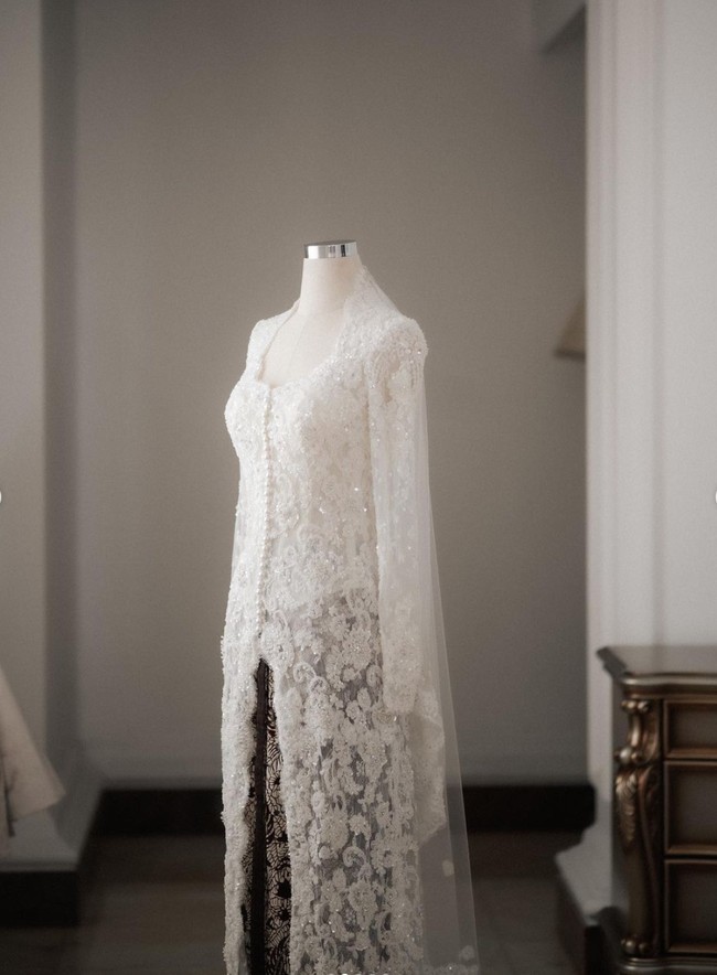 Kebaya yang dikenakan Susan itu juga bertahtakan kristal dengan paduan mutiara dan bordir halus motif floral. Kebaya kemudian dipadukan dengan batik tulis halus Sawat Pengantin khas Jawa Barat. Foto: Instagram/@susansameeh