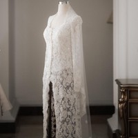 Kebaya yang dikenakan Susan itu juga bertahtakan kristal dengan paduan mutiara dan bordir halus motif floral. Kebaya kemudian dipadukan dengan batik tulis halus Sawat Pengantin khas Jawa Barat. Foto: Instagram/@susansameeh