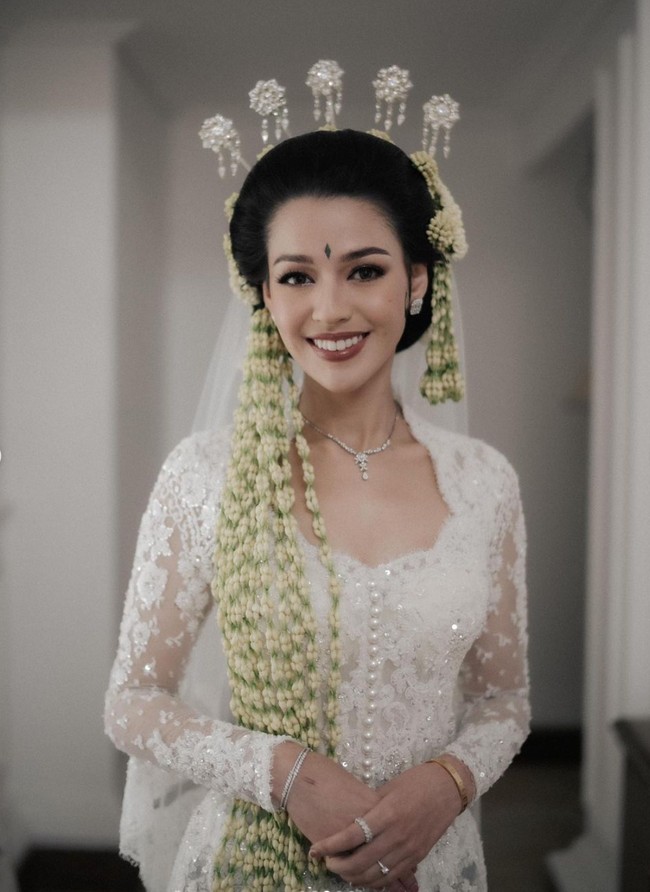 Di hari pernikahannya, Susan Sameh tampil dengan riasan smokey eyes dan alis natural. Foto: Instagram/@susansameeh