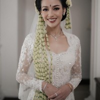 Di hari pernikahannya, Susan Sameh tampil dengan riasan smokey eyes dan alis natural. Foto: Instagram/@susansameeh