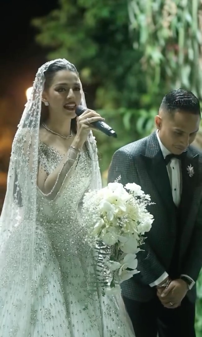 Setelah akad nikah Susan dan Khalid juga menggelar acara resepsi pada malam harinya. Kembali memilih outdoor, resepsi pernikahannya pun tampak privat dengan hanya dihadiri pihak keluarga dan orang-orang terdekat. Foto: Instagram/@susansameeh