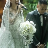 Setelah akad nikah Susan dan Khalid juga menggelar acara resepsi pada malam harinya. Kembali memilih outdoor, resepsi pernikahannya pun tampak privat dengan hanya dihadiri pihak keluarga dan orang-orang terdekat. Foto: Instagram/@susansameeh